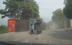 Video: Kinh hoàng khoảnh khắc container cua ẩu, lật ngang suýt gây thảm họa