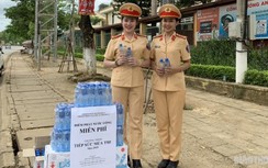 CSGT cùng tình nguyện viên tiếp sức mùa thi ở Sơn La