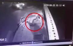 Video: Đôi nam nữ đi xe máy gặp thảm họa khi lao đầu vào taxi