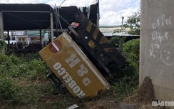 Xe cẩu và ô tô 7 chỗ cùng lao xuống cầu Hàm Luông, 1 người chết