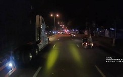 Video: Mải buôn chuyện, 2 phụ nữ tránh vũng nước suýt chui gầm ô tô