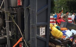 Xe tải chưa cấp BKS lật trên đèo Lò Xo làm 3 người bị thương