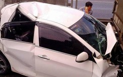 Video: Xe taxi "vỡ mồm" do va vào xe tải khi sang đường bất cẩn