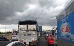 Hai ô tô húc nhau, cao tốc Long Thành kẹt xe hơn 6 giờ