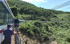 Tàu khách Bắc - Nam trật bánh trên đèo Hải Vân, nhiều chuyến bị chậm giờ