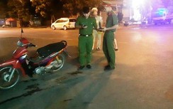Truy tìm xe ô tô màu đỏ đâm cụ ông trọng thương rồi bỏ trốn