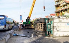 Xe đầu kéo lật phơi bụng trên QL1, tài xế thoát chết trong gang tấc