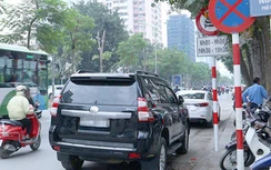 Muôn kiểu đậu xe “vô duyên”, đe dọa mất ATGT