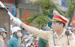 Hà Nội nóng “chảy mỡ”, CSGT vẫn căng mình hoàn thành tốt nhiệm vụ