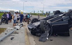 Xế hộp đâm gục cột điện chiếu sáng rồi lật nhào, “phơi bụng” trên đường