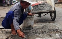 Video: Chuyện kỳ lạ ông lão tàn tật chuyên đi "săn" đường hỏng để sửa chữa