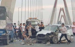 KIA Morning tông xe tải giữa cầu Nhật Tân gây ùn tắc hàng km suốt 2 giờ