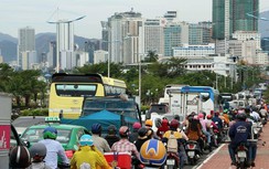 Giao thông ùn ứ trong ngày đầu phân luồng sửa cầu Xóm Bóng