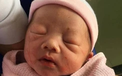 Bé trai sơ sinh bị bỏ rơi trong bụi hoa giấy ven đường ở Bình Dương