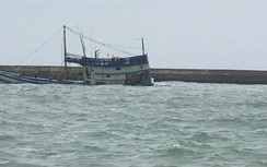 Vụ tàu chìm ở đảo Phú Quý: Chưa trục vớt được tàu do sóng lớn