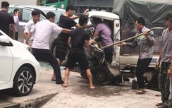 Tài xế thiệt mạng, kẹt cứng trong khoang lái sau cú đấu đầu thảm khốc