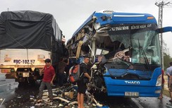 Video: Ớn lạnh hiện trường vụ tai nạn khiến xe khách nát đầu tại Quảng Bình