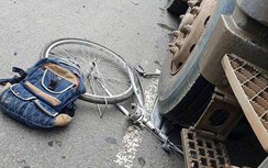Đạp xe băng qua đường, bé trai 13 tuổi bị ô tô tải tông nguy kịch