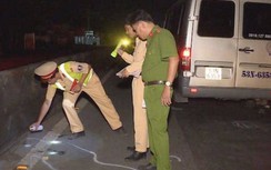 Bị ô tô 16 chỗ tông trên QL1, nam thanh niên chết thảm trong đêm