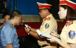 Hai nhân viên gác chắn tàu bị phạt 1,5 triệu đồng do vi phạm nồng độ cồn