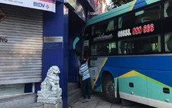 Đánh lái tránh xe máy, ô tô khách lao vào trụ sở chi nhánh ngân hàng