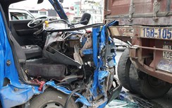 Xe thư báo tông đuôi xe container trên cầu vượt Mai Dịch, phụ xe tử vong