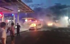 Đang đỗ trong sân bay, xế hộp bất ngờ bốc cháy dữ dội