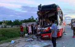 Xe khách tông đuôi xe container, 1 người chết, 14 người bị thương