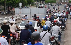 Bất chấp lệnh "cấm", ô tô vẫn qua cầu Cà Mau khiến giao thông tắc nghẽn