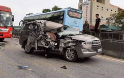 Tai nạn liên hoàn trên QL1A, xe con bẹp dúm, 2 người bị thương