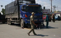 Va chạm với ô tô tải, người phụ nữ chết thảm dưới bánh xe