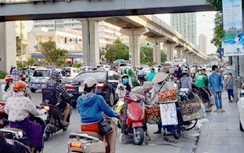 Nhức nhối hàng rong chiếm lòng đường gây ách tắc giờ cao điểm