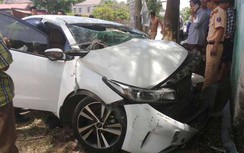 Ô tô 4 chỗ tông vào gốc cây ven đường, 3 người bị thương