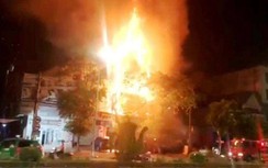 Ảnh viện áo cưới ở Nghệ An bốc cháy dữ dội trong đêm