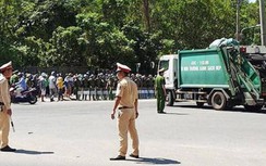 Cảnh sát "hộ tống" xe chở rác vào bãi Khánh Sơn ở Đà Nẵng