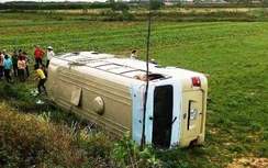 Lật xe, hàng chục công nhân la hét kêu cứu