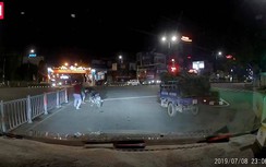 Video: Cái kết cực đắng cho thanh niên chạy xe máy "quẩy" trước đầu ô tô