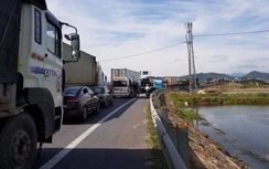 Xe container va chạm với xế hộp, QL1 ách tắc gần 5km