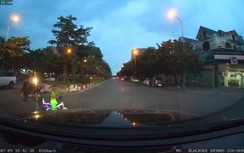 Tài xế ô tô hú hồn khi đối mặt cảnh em bé phóng xe đồ chơi "tạt" đầu