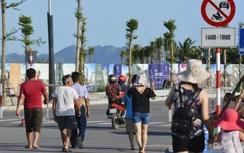 Du khách khốn khổ vì phân luồng giao thông ở khu du lịch Bãi Cháy