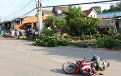 Xe ben cán chết người đi xe máy rồi tông sập mái hiên nhà dân