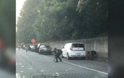 Xe bọc thép làm rơi tiền tung tóe trên cao tốc, tài xế Mỹ thi nhau hôi của