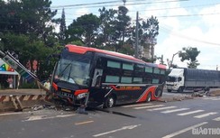 Xe khách Limousine "ủi" bay dải phân cách, 16 hành khách "hú vía"