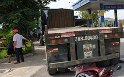 Xe đầu kéo lùi từ cây xăng ra bất cẩn cán chết người