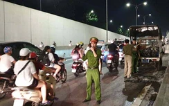 Hà Nội: Cháy xe ở hầm chui Kim Liên, người điều khiển hoảng hốt bỏ chạy