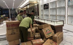 Video: Bên trong cửa hàng lưu niệm bán hàng nhái trị giá hơn 100 tỷ đồng