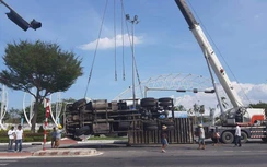 Đà Nẵng: Xe đầu kéo lật ngửa, tài xế máy mắn thoát chết