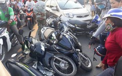 "Xế hộp" kẹt chân ga tông hàng loạt xe máy dừng đèn đỏ tại TP.HCM