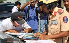 CSGT TP.HCM tổng kiểm tra các phương tiện trước quán bar, nhà hàng
