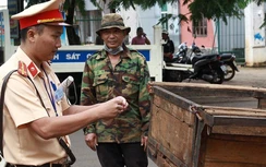 Đắk Nông: Dán decal phản quang phòng ngừa tai nạn xe công nông